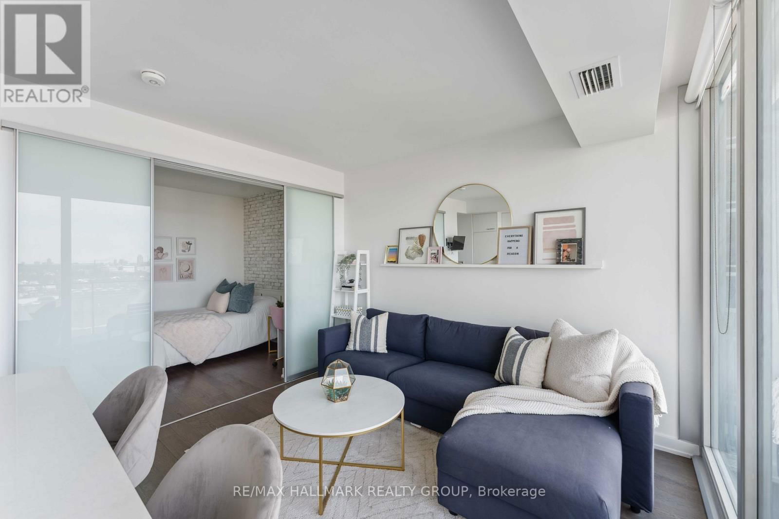 1602 - 111 CHAMPAGNE AVENUE Image 6