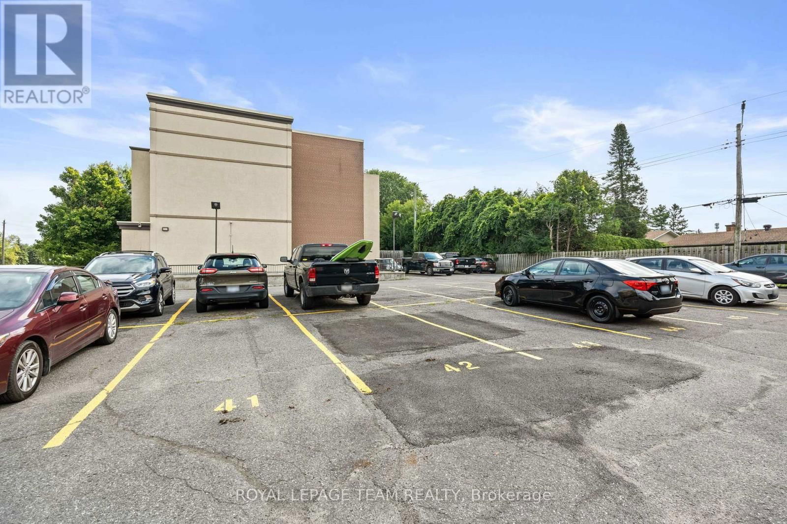109 - 12 CORKSTOWN ROAD Image 25
