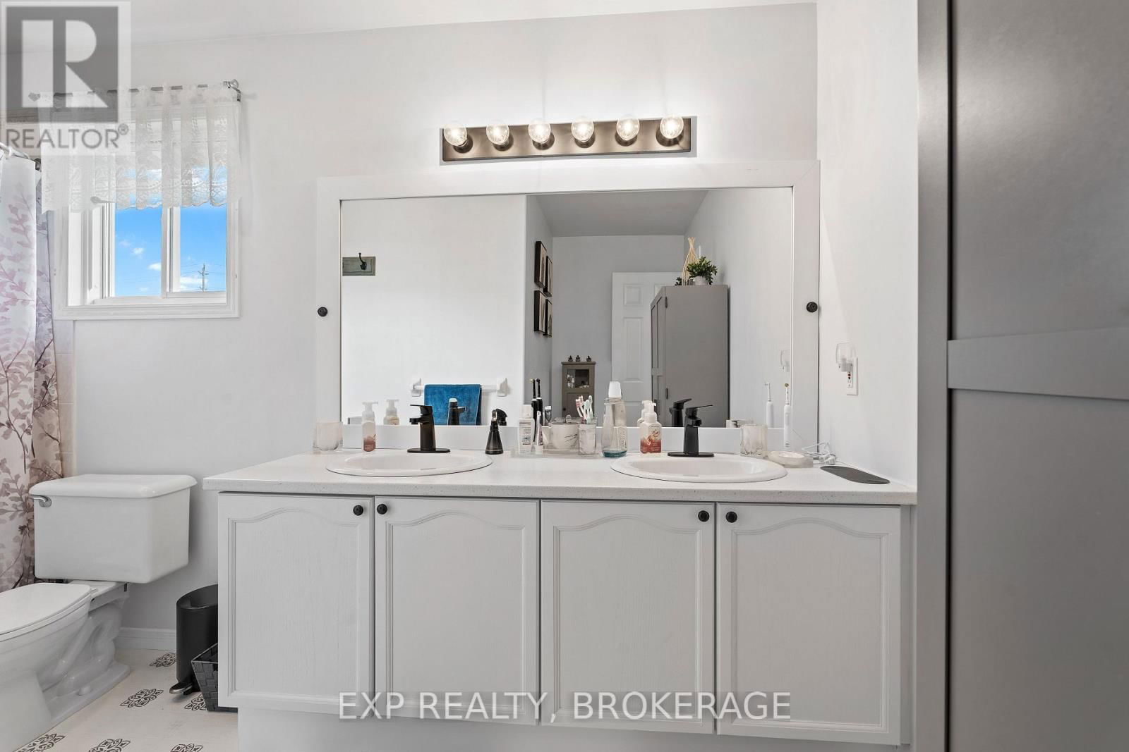 435 FIELDSTONE DRIVE Image 18