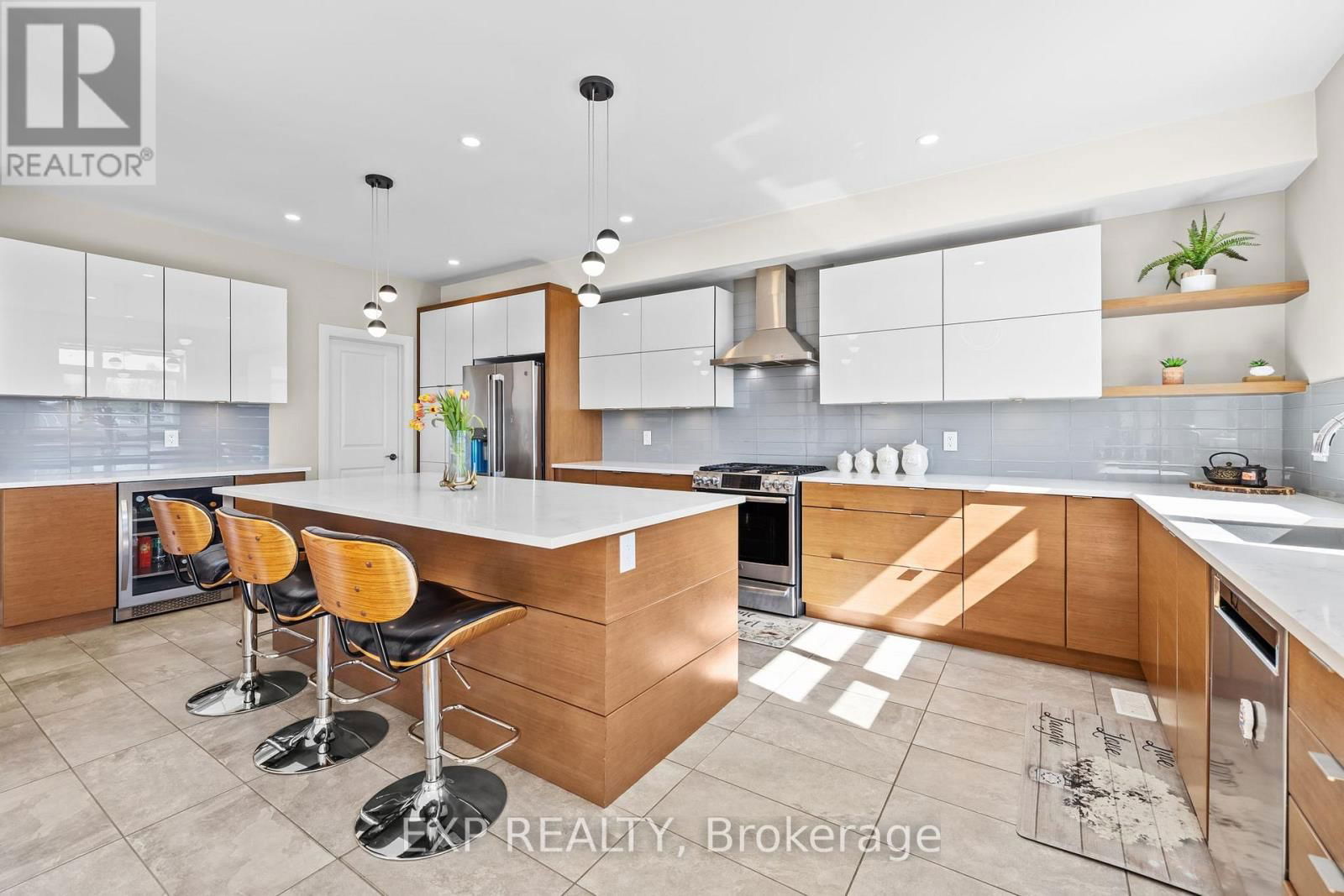 320 SERENADE CRESCENT Image 12