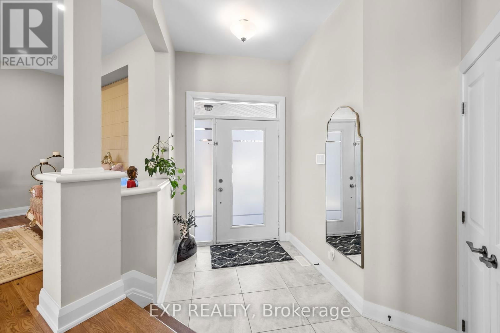 320 SERENADE CRESCENT Image 3
