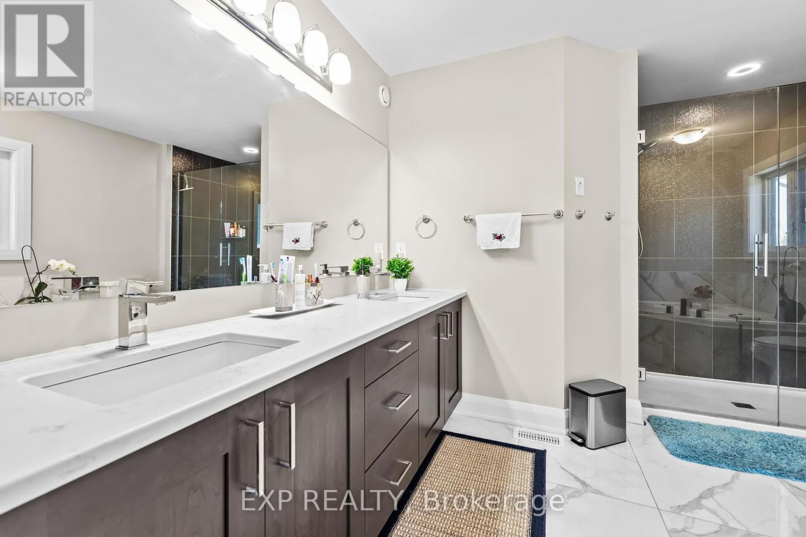 320 SERENADE CRESCENT Image 31