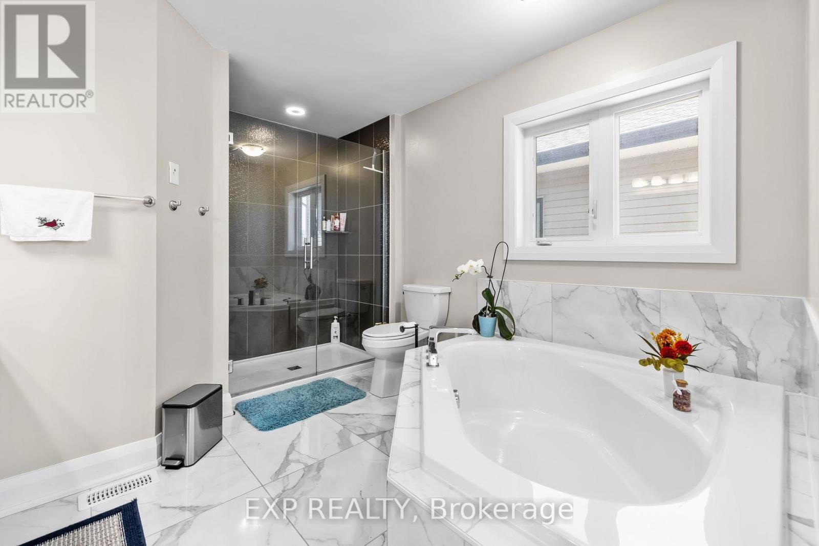 320 SERENADE CRESCENT Image 32
