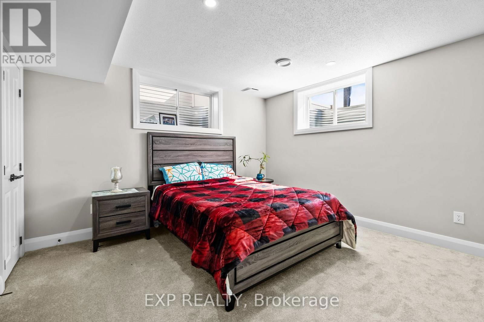 320 SERENADE CRESCENT Image 34
