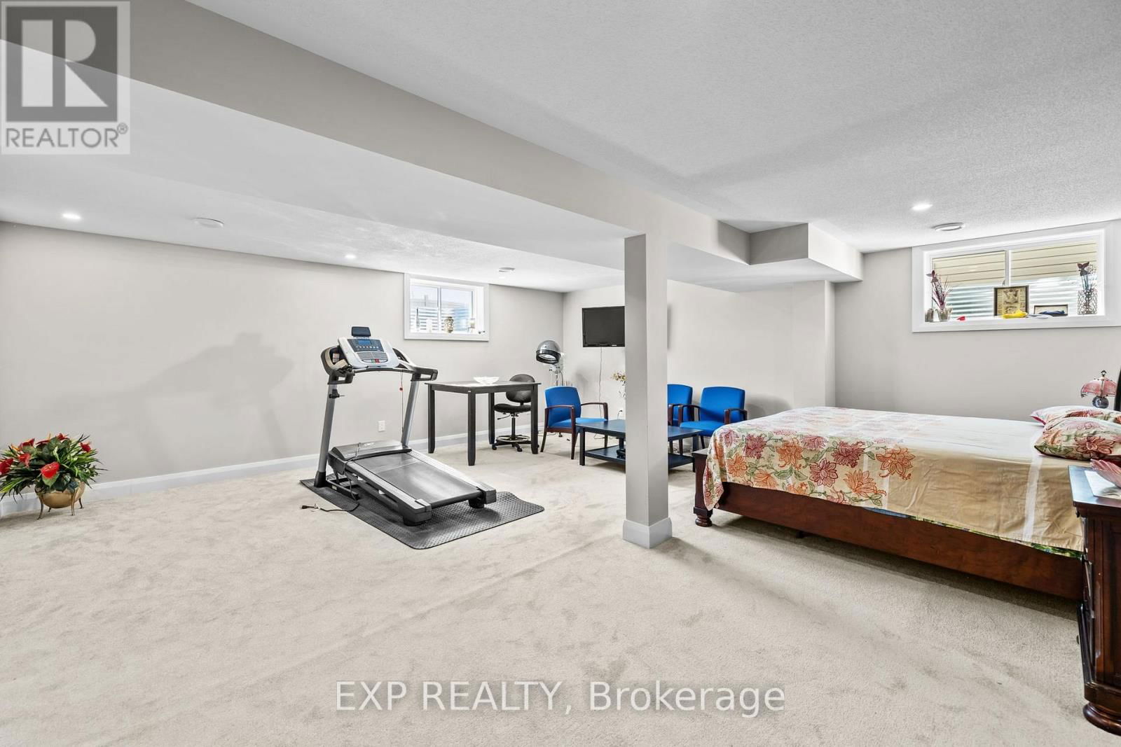 320 SERENADE CRESCENT Image 36