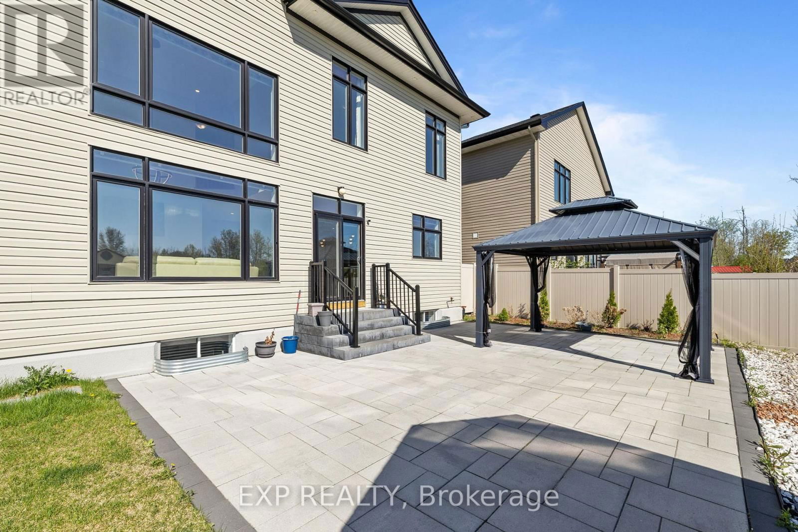 320 SERENADE CRESCENT Image 38