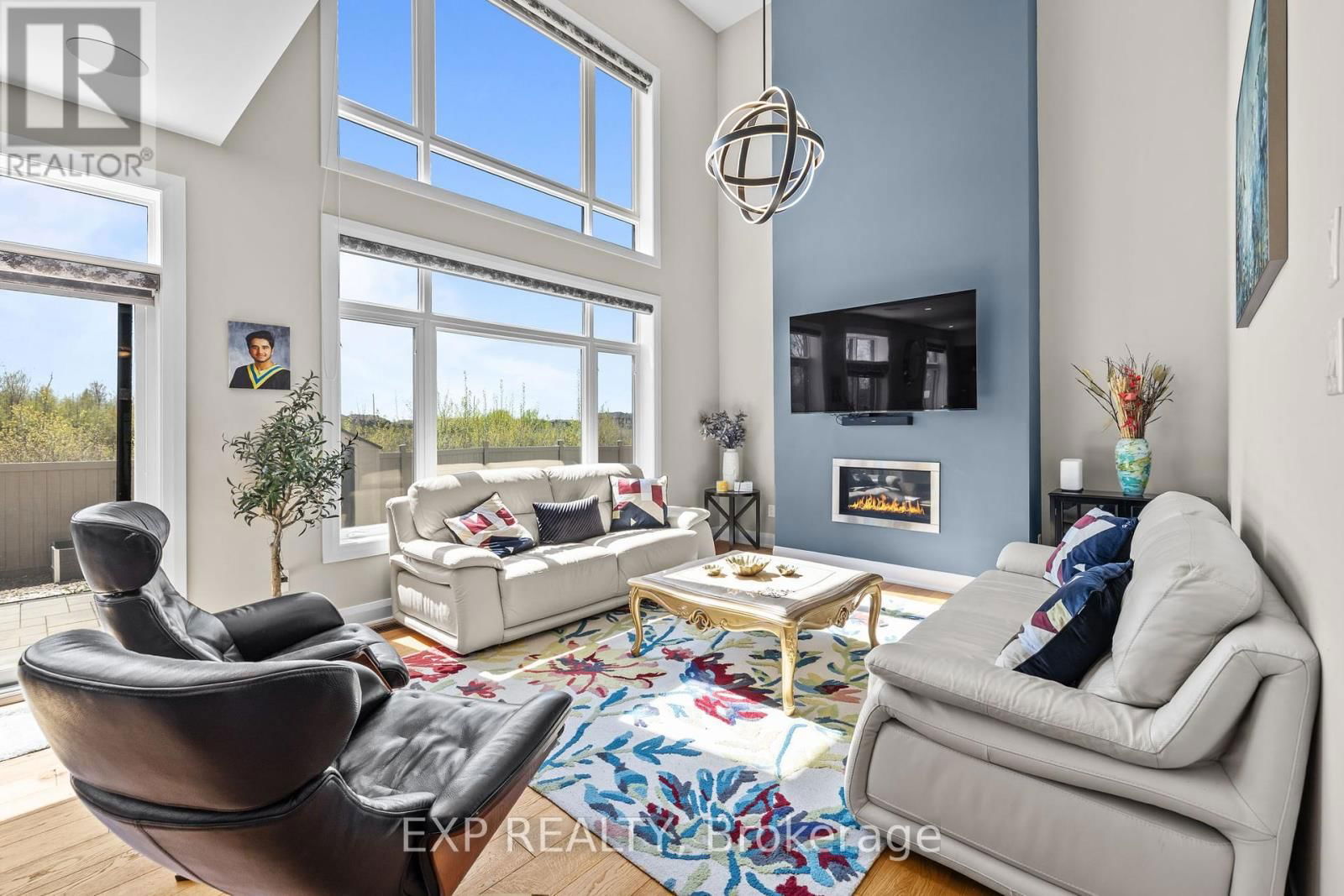 320 SERENADE CRESCENT Image 6