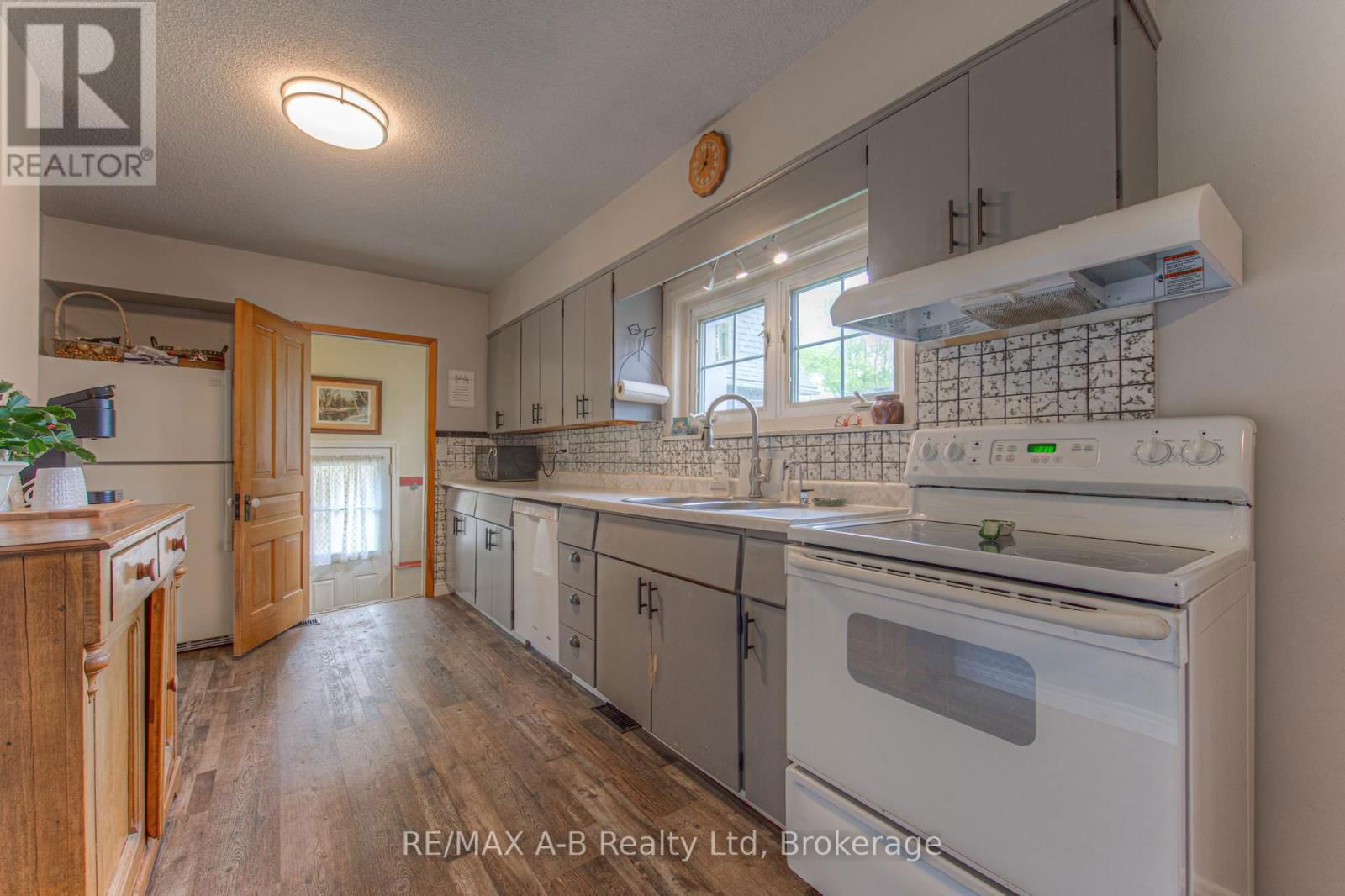 192 TAYLOR STREET Image 16