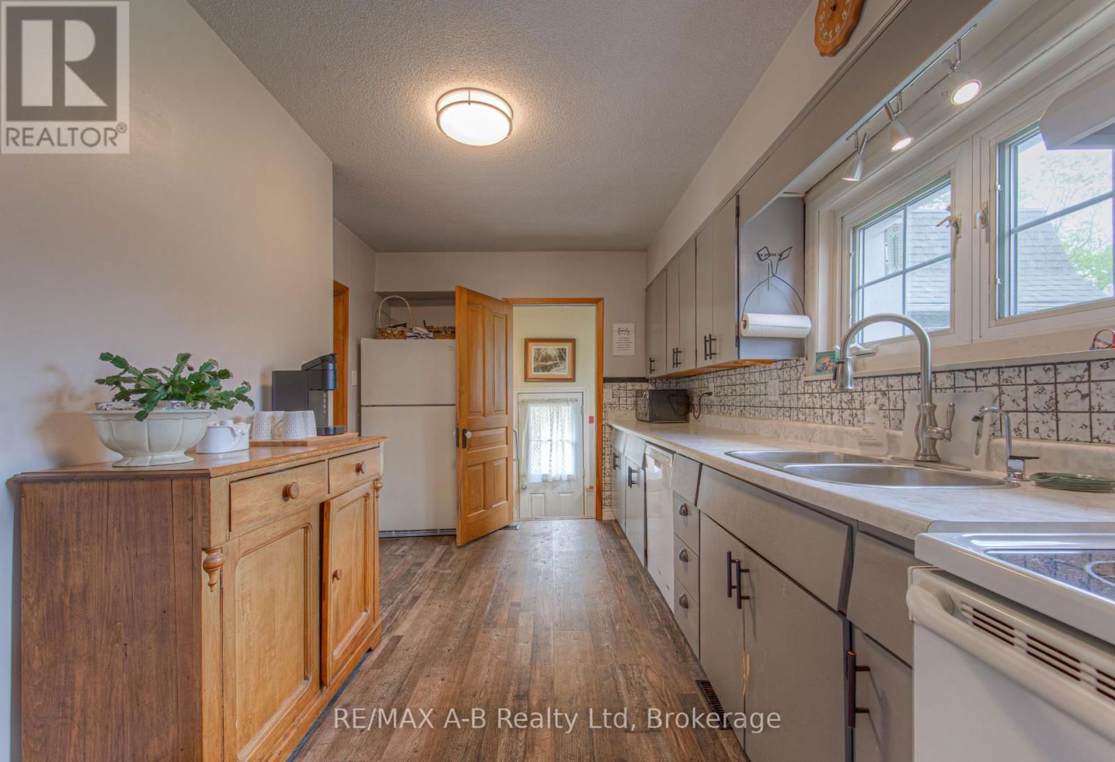 192 TAYLOR STREET Image 17
