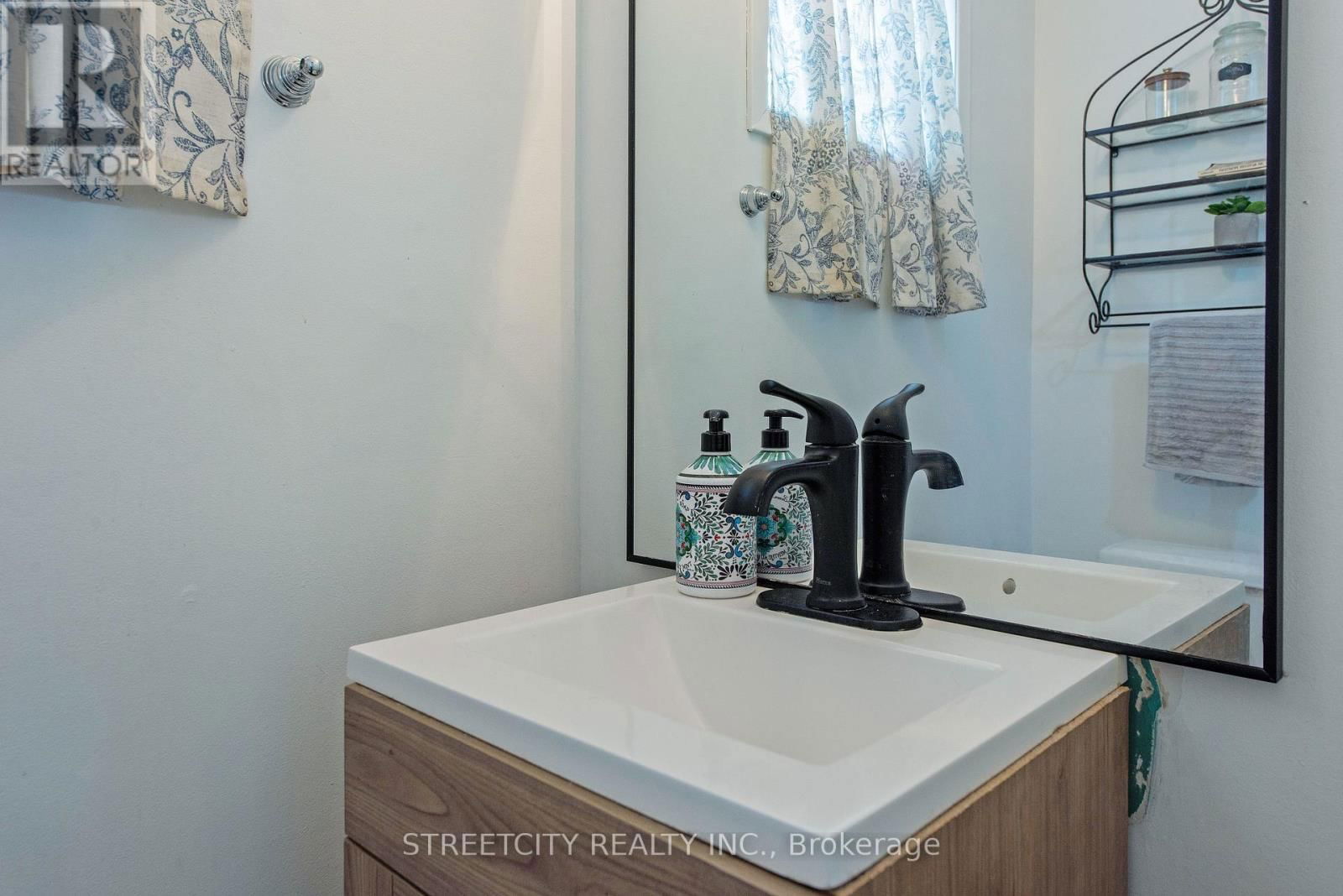 138 CARLYLE DRIVE Image 14