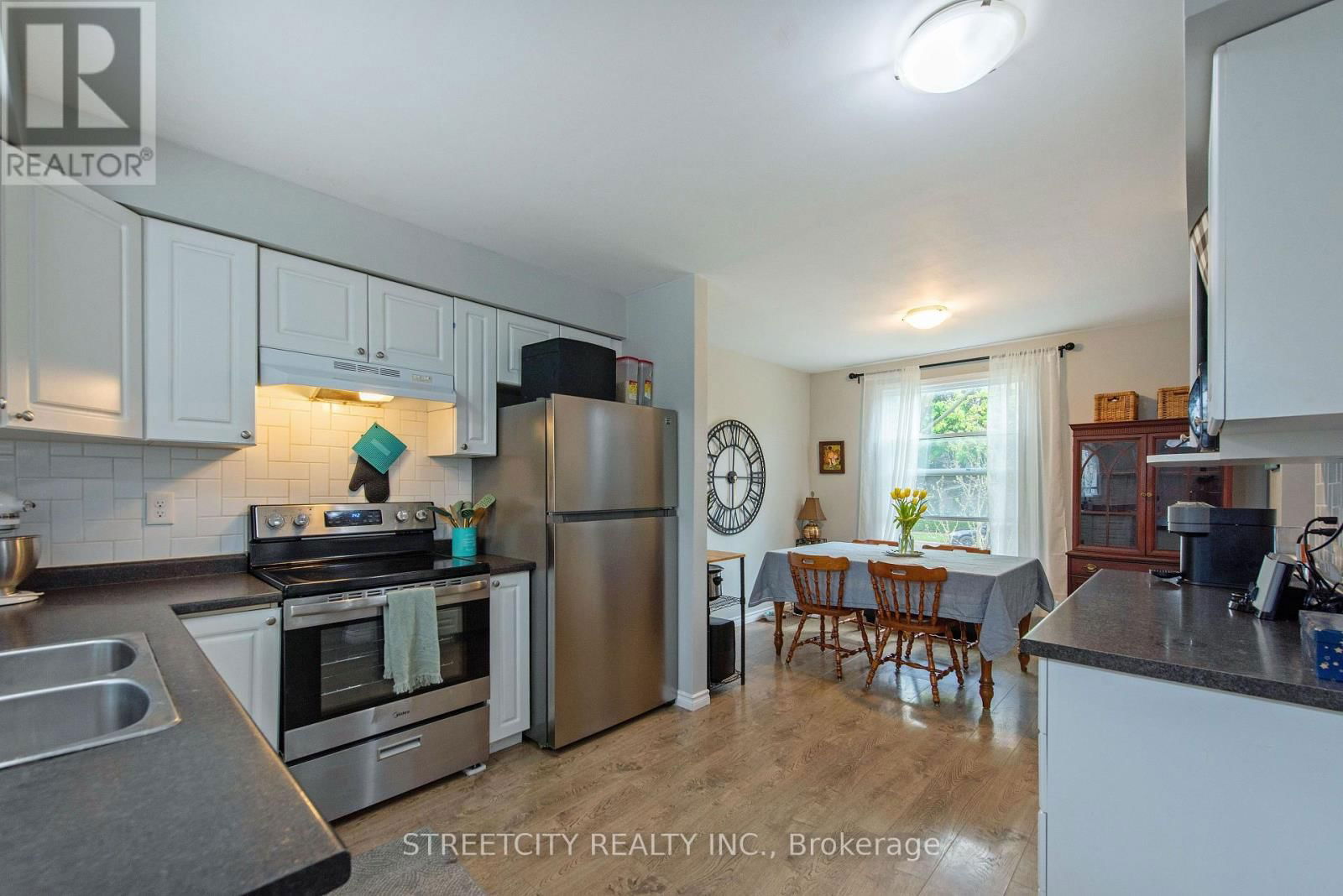 138 CARLYLE DRIVE Image 17