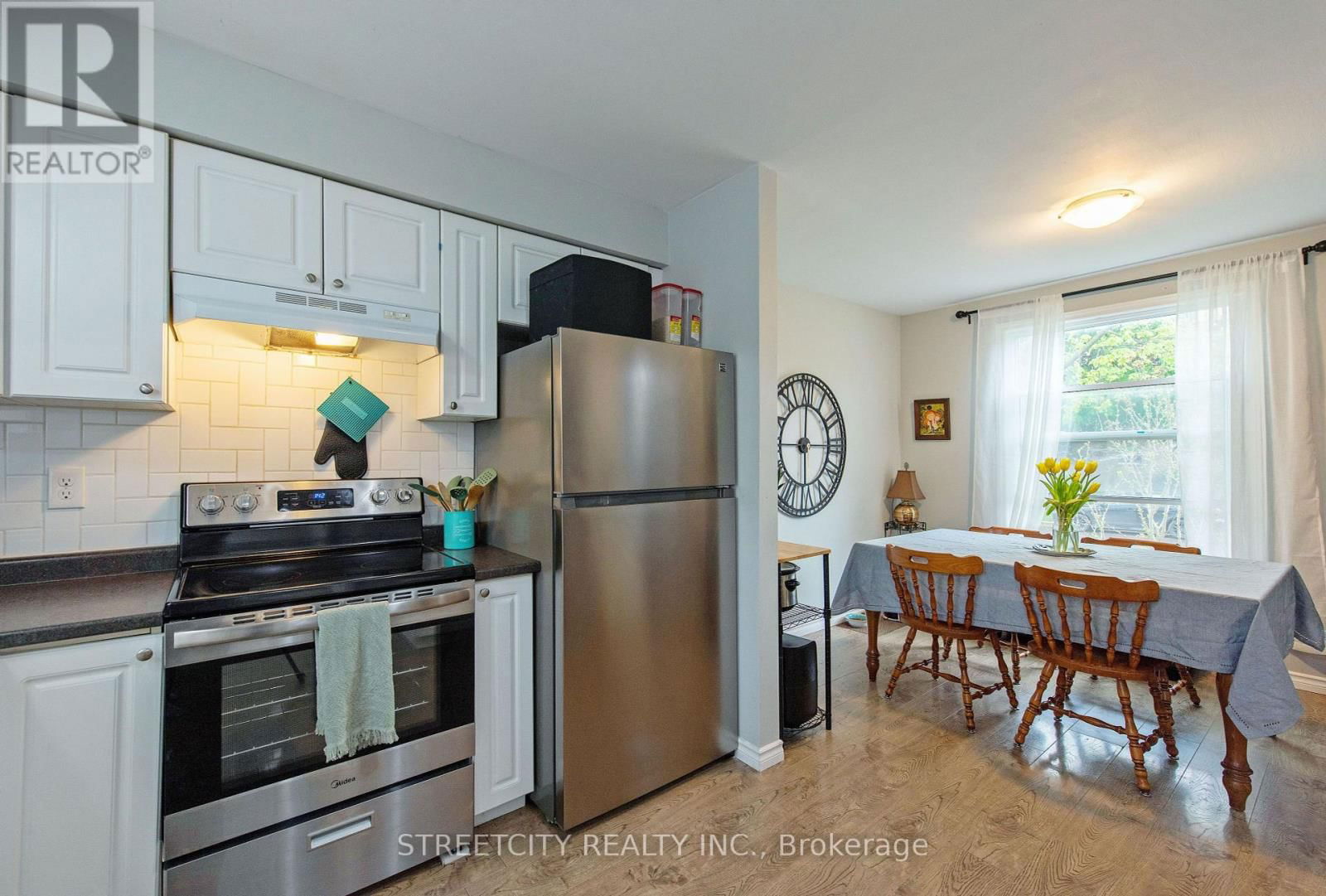 138 CARLYLE DRIVE Image 18