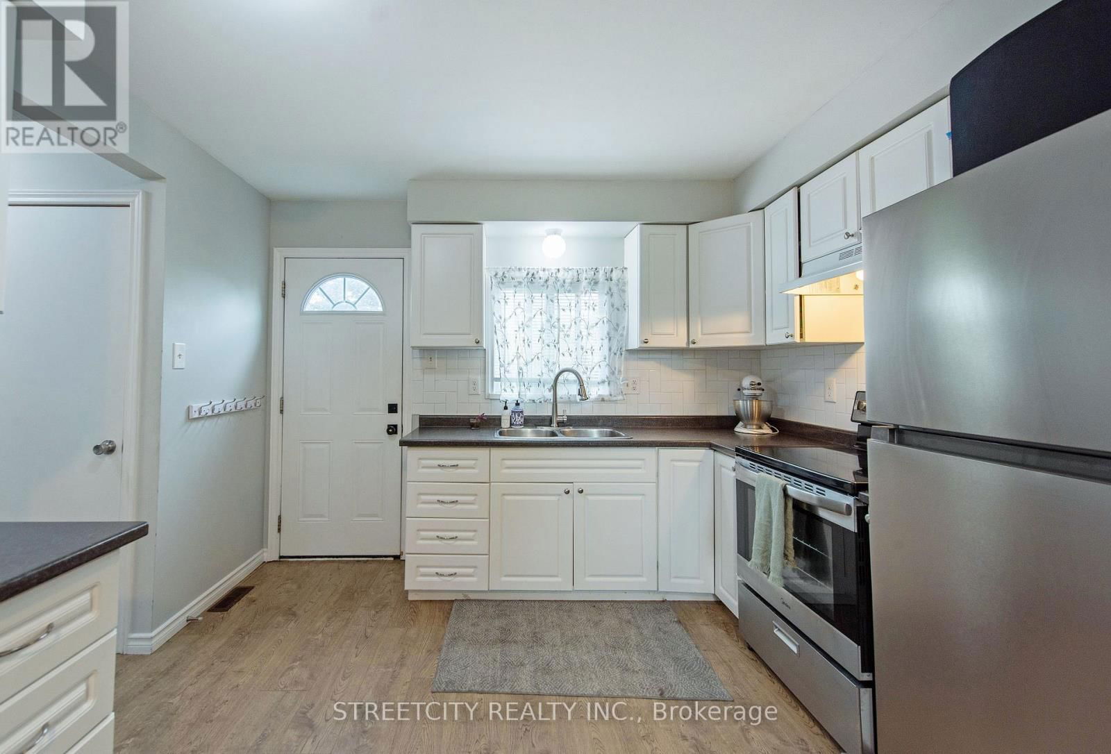 138 CARLYLE DRIVE Image 19