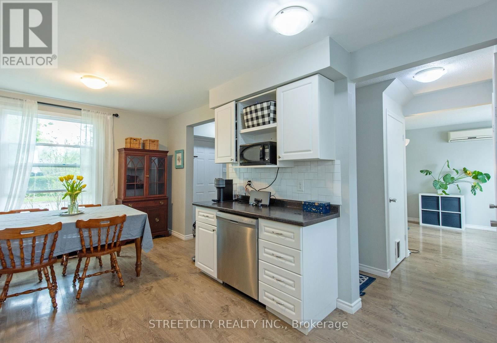138 CARLYLE DRIVE Image 21