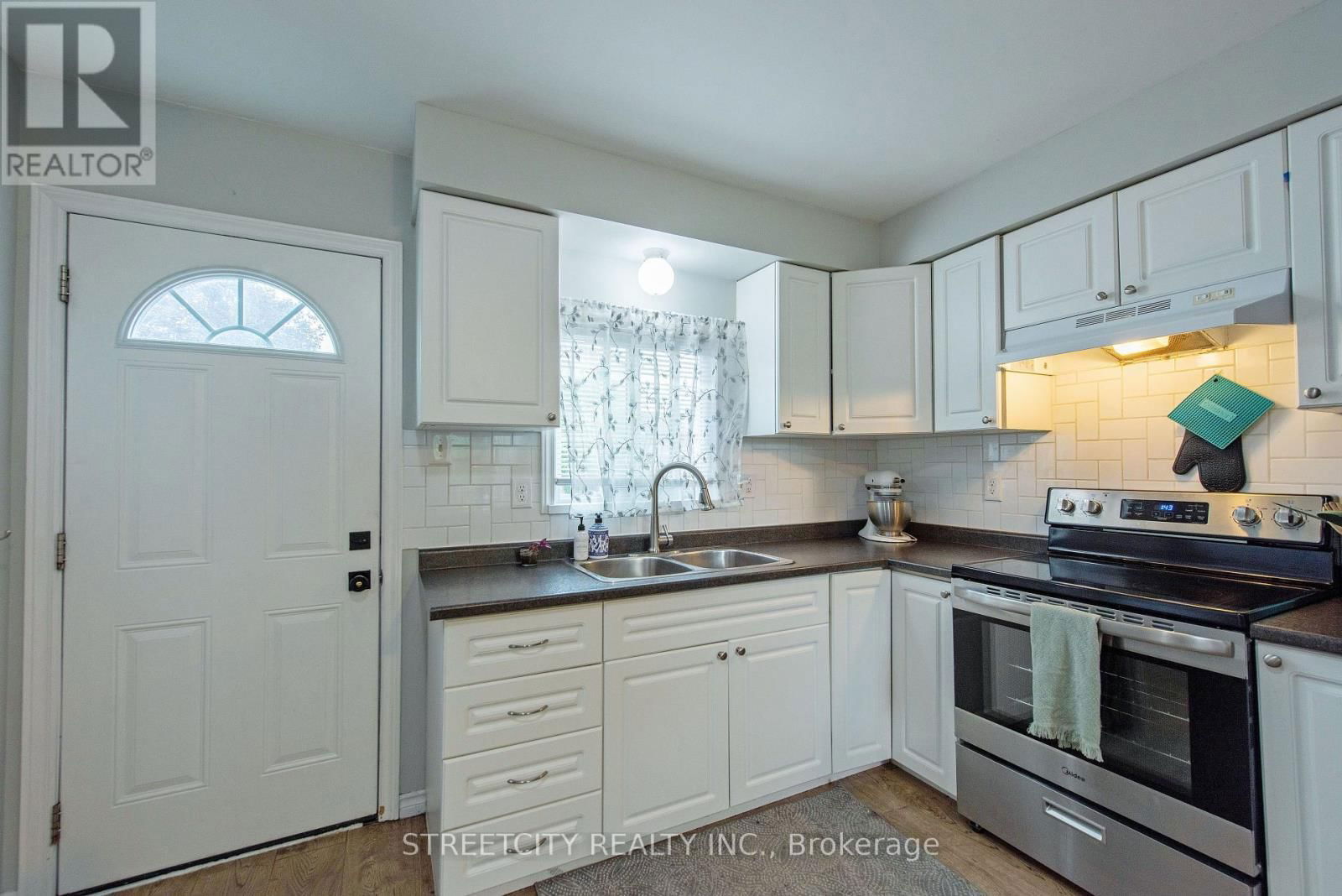 138 CARLYLE DRIVE Image 22