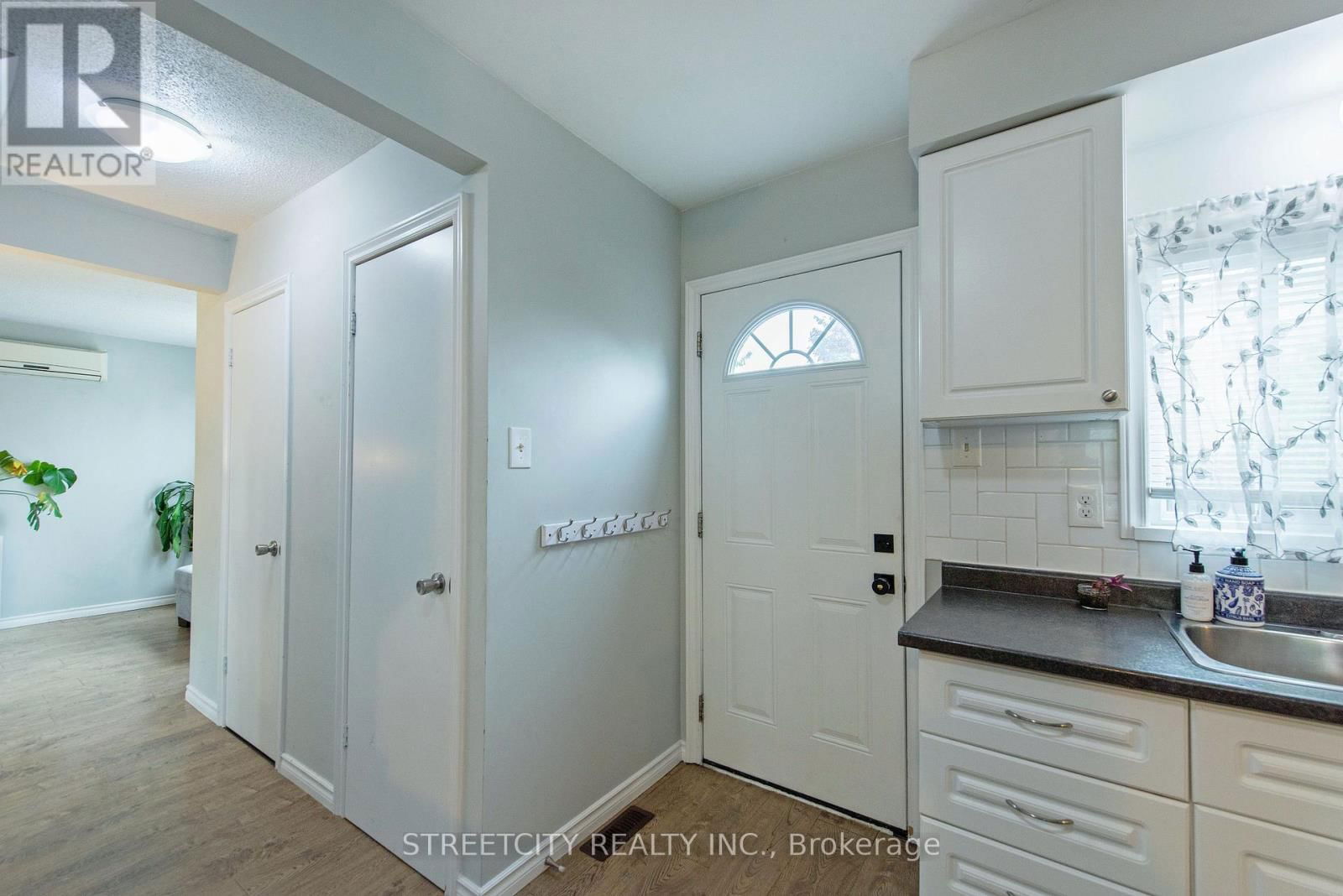 138 CARLYLE DRIVE Image 24