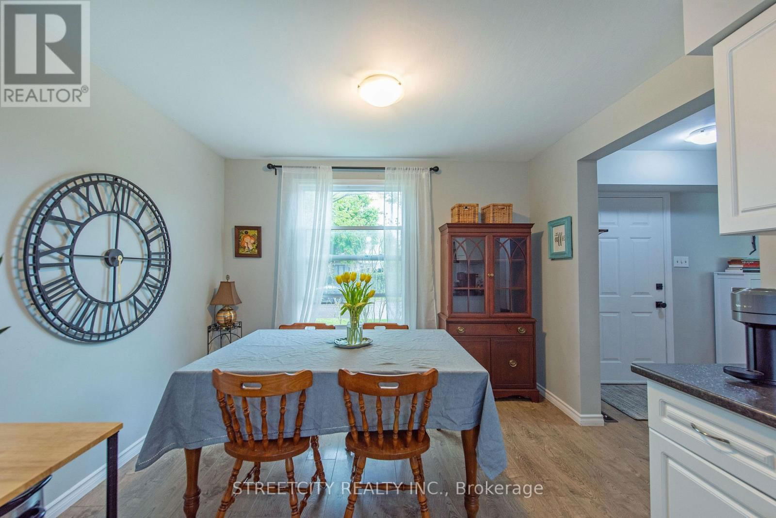 138 CARLYLE DRIVE Image 25