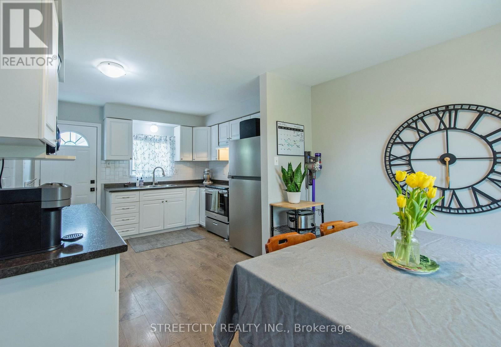 138 CARLYLE DRIVE Image 27