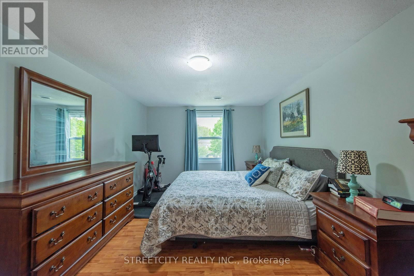 138 CARLYLE DRIVE Image 28