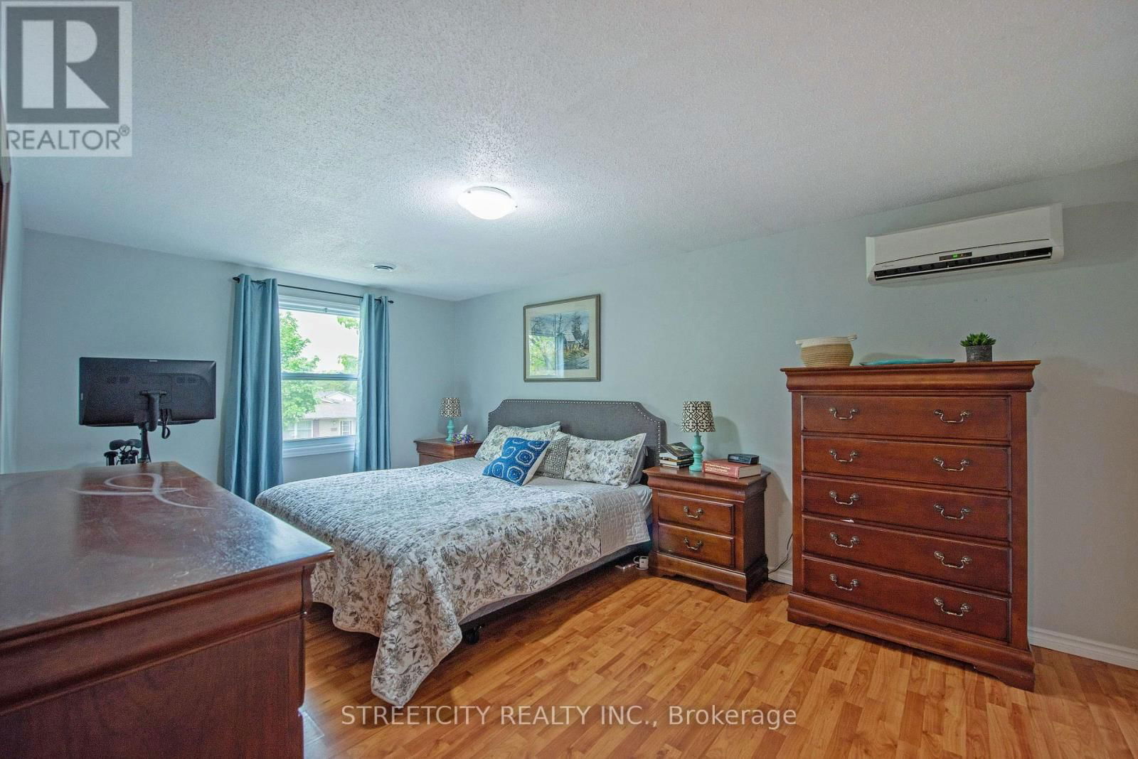 138 CARLYLE DRIVE Image 29