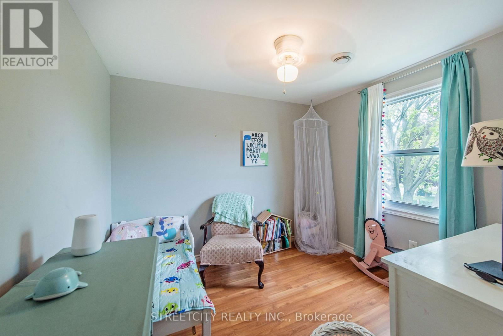 138 CARLYLE DRIVE Image 32