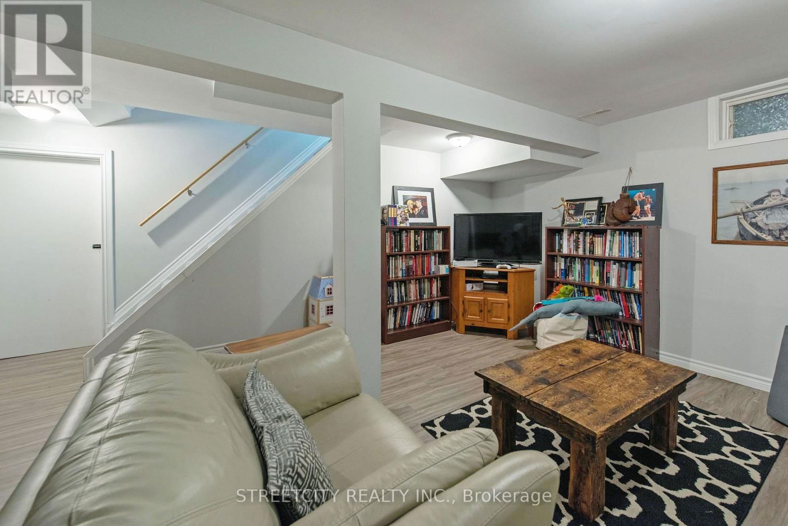 138 CARLYLE DRIVE Image 36