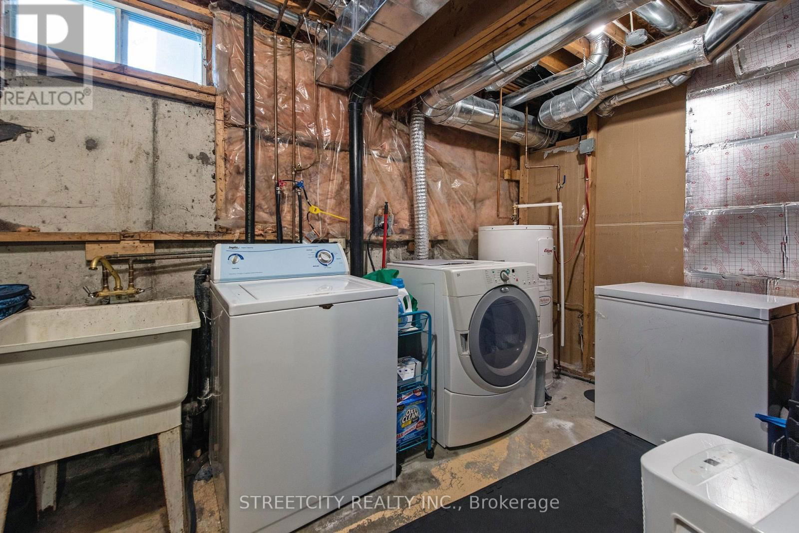 138 CARLYLE DRIVE Image 41