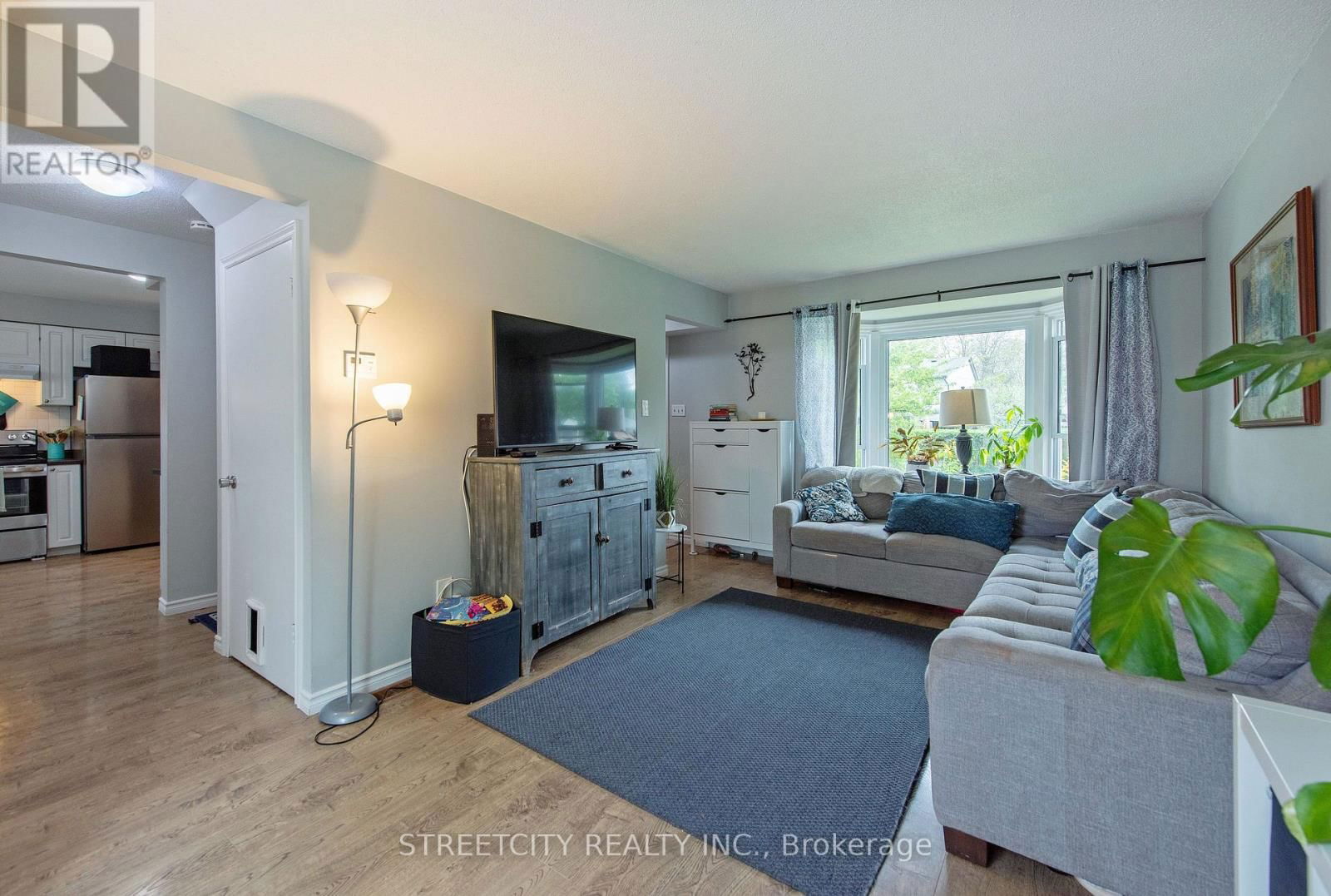 138 CARLYLE DRIVE Image 8