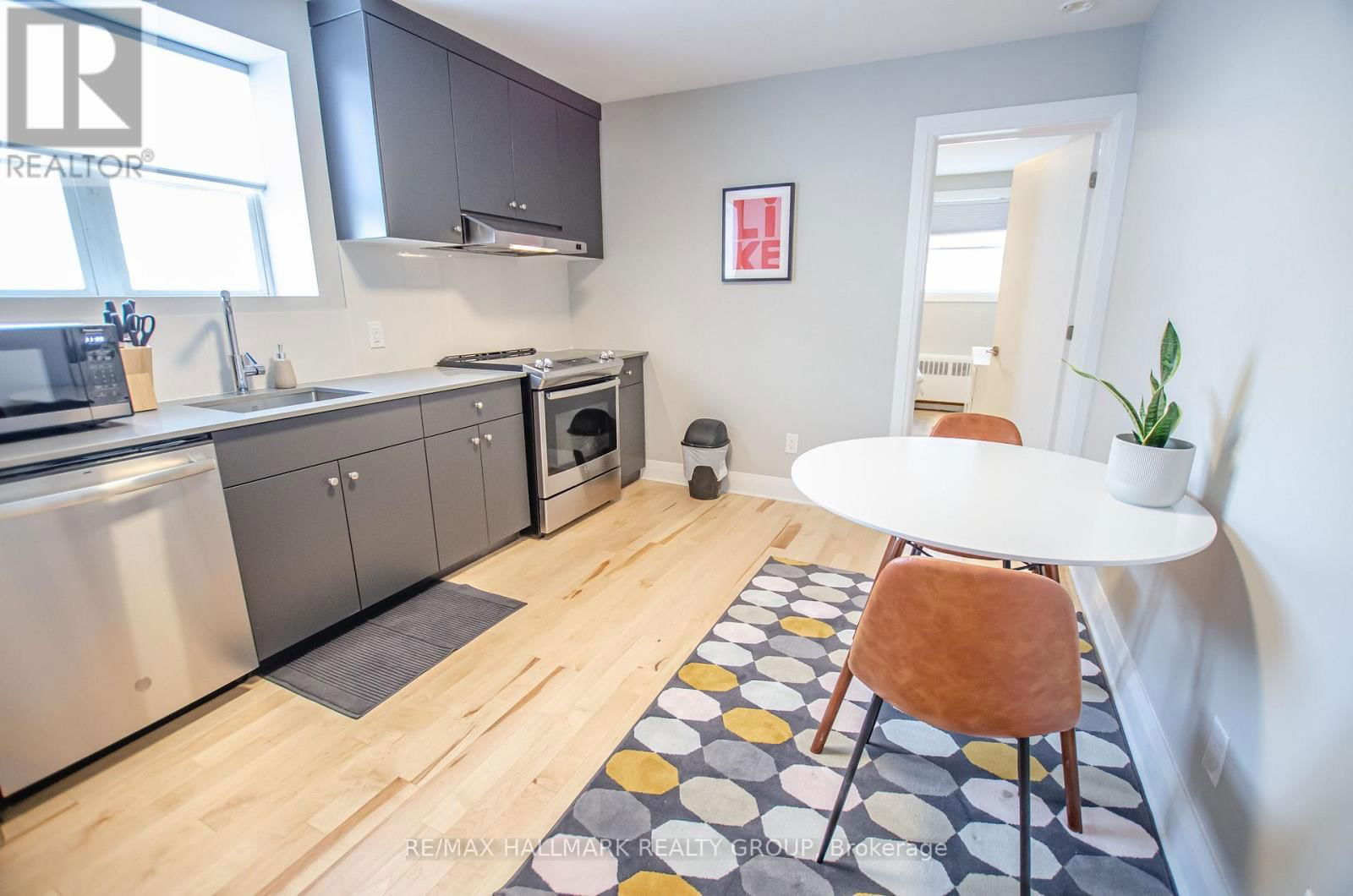7 - 245 DES PERES BLANCS AVENUE Image 3