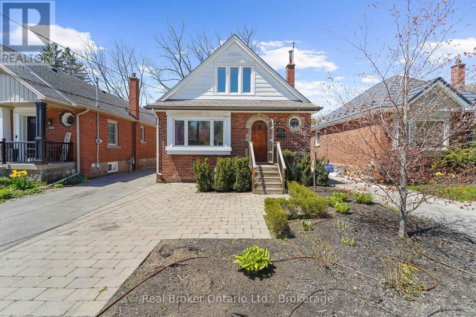Upper Unit - 223 BOND STREET NORTH Image 1