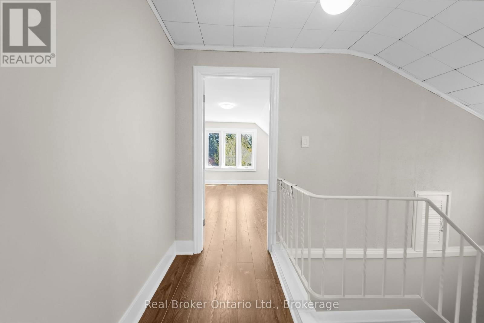 Upper Unit - 223 BOND STREET NORTH Image 10