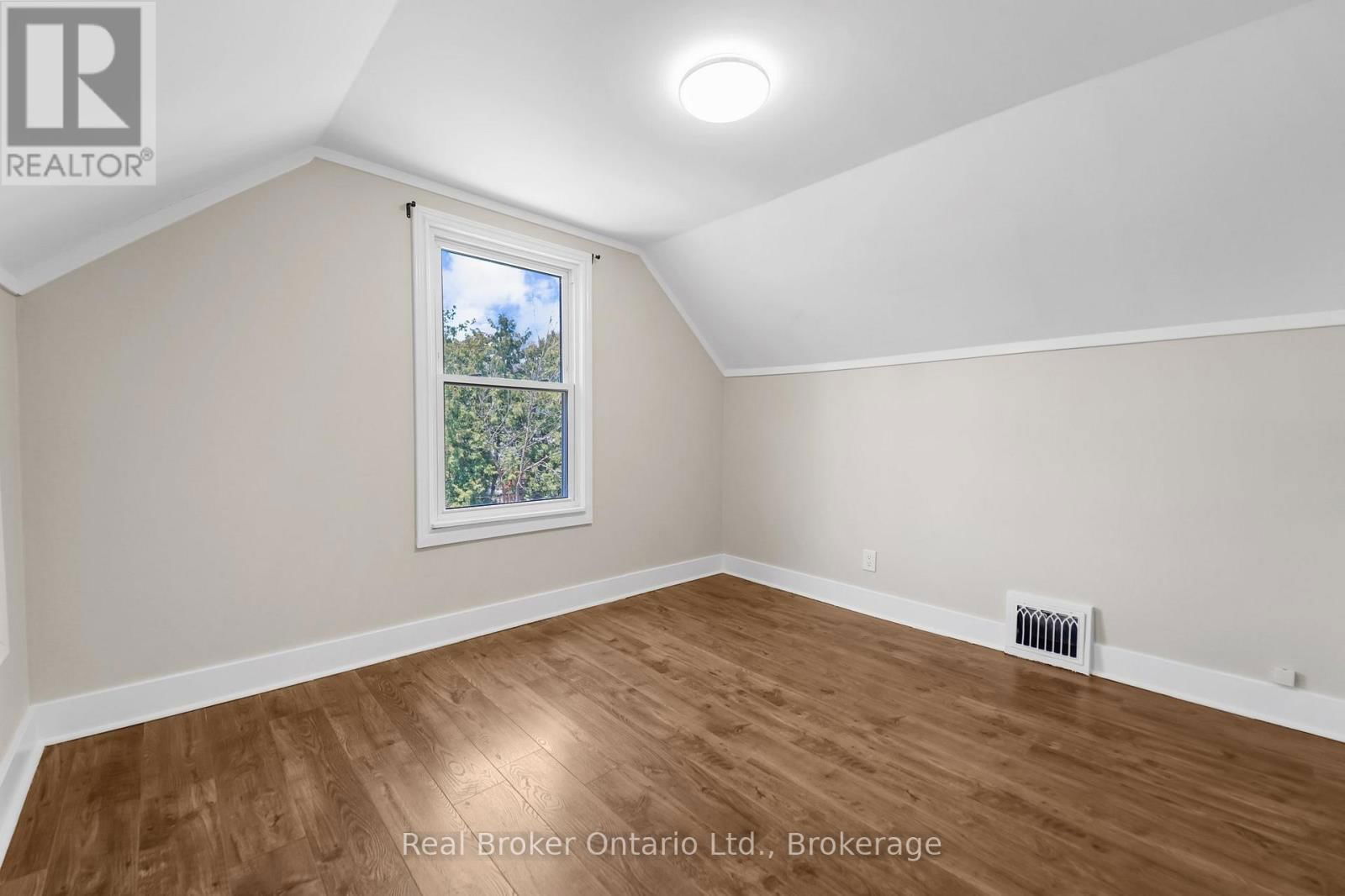 Upper Unit - 223 BOND STREET NORTH Image 12