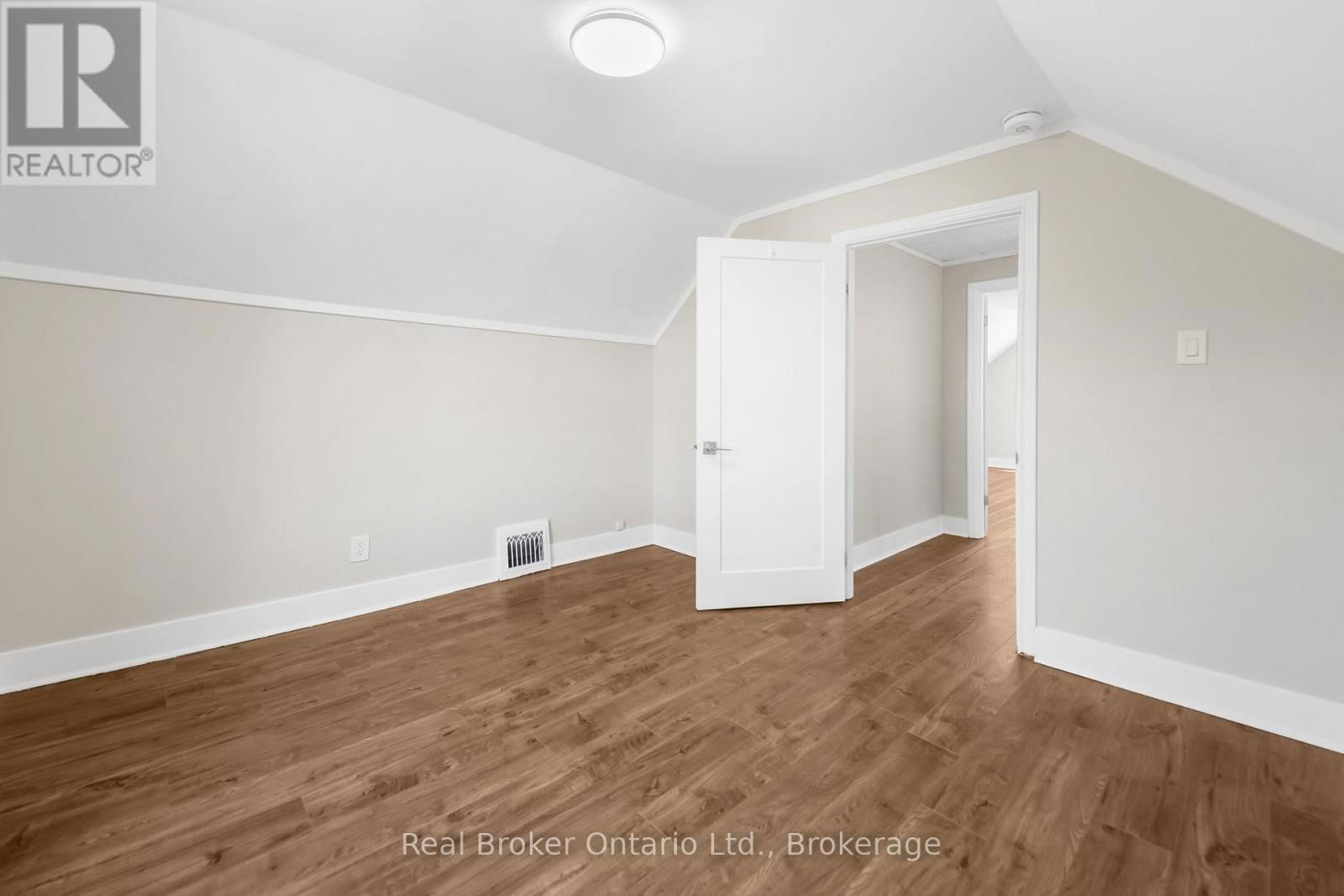 Upper Unit - 223 BOND STREET NORTH Image 13