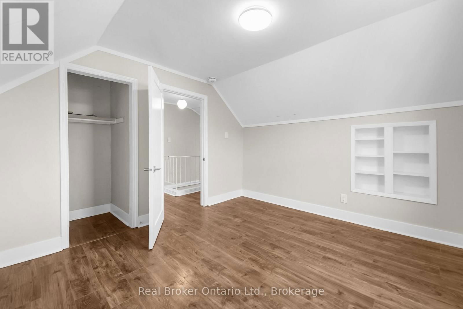 Upper Unit - 223 BOND STREET NORTH Image 14