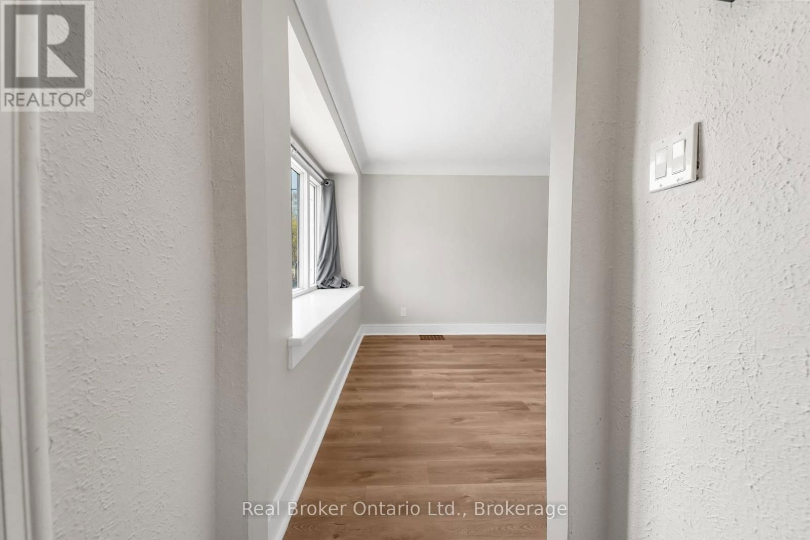 Upper Unit - 223 BOND STREET NORTH Image 15