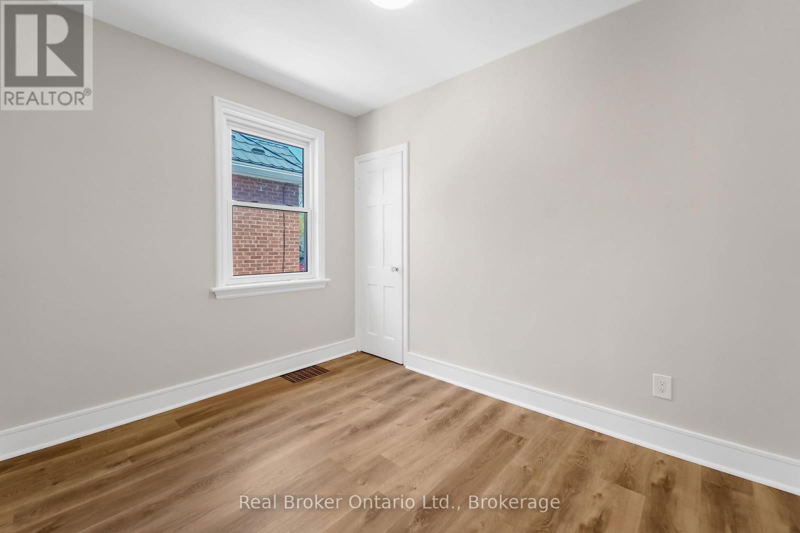 Upper Unit - 223 BOND STREET NORTH Image 16