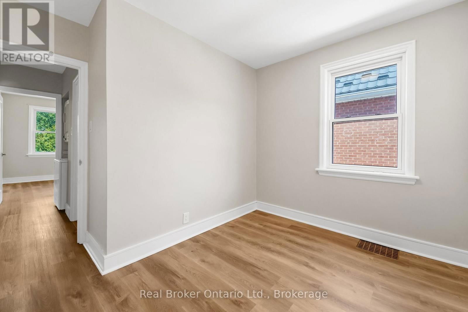 Upper Unit - 223 BOND STREET NORTH Image 17