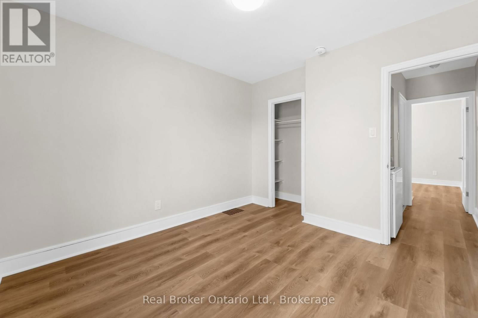 Upper Unit - 223 BOND STREET NORTH Image 18