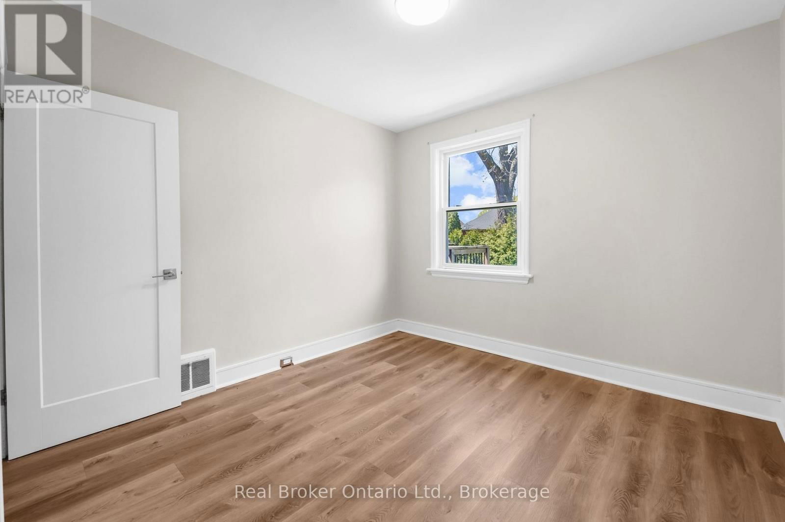 Upper Unit - 223 BOND STREET NORTH Image 19