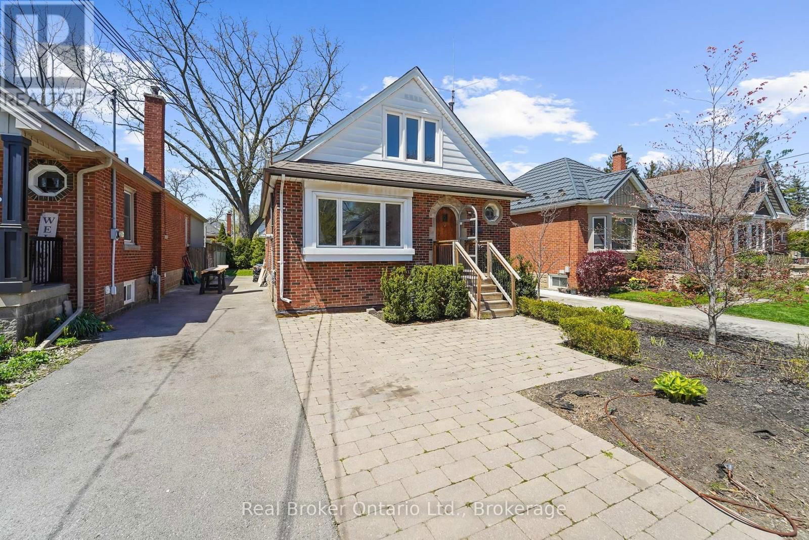 Upper Unit - 223 BOND STREET NORTH Image 2