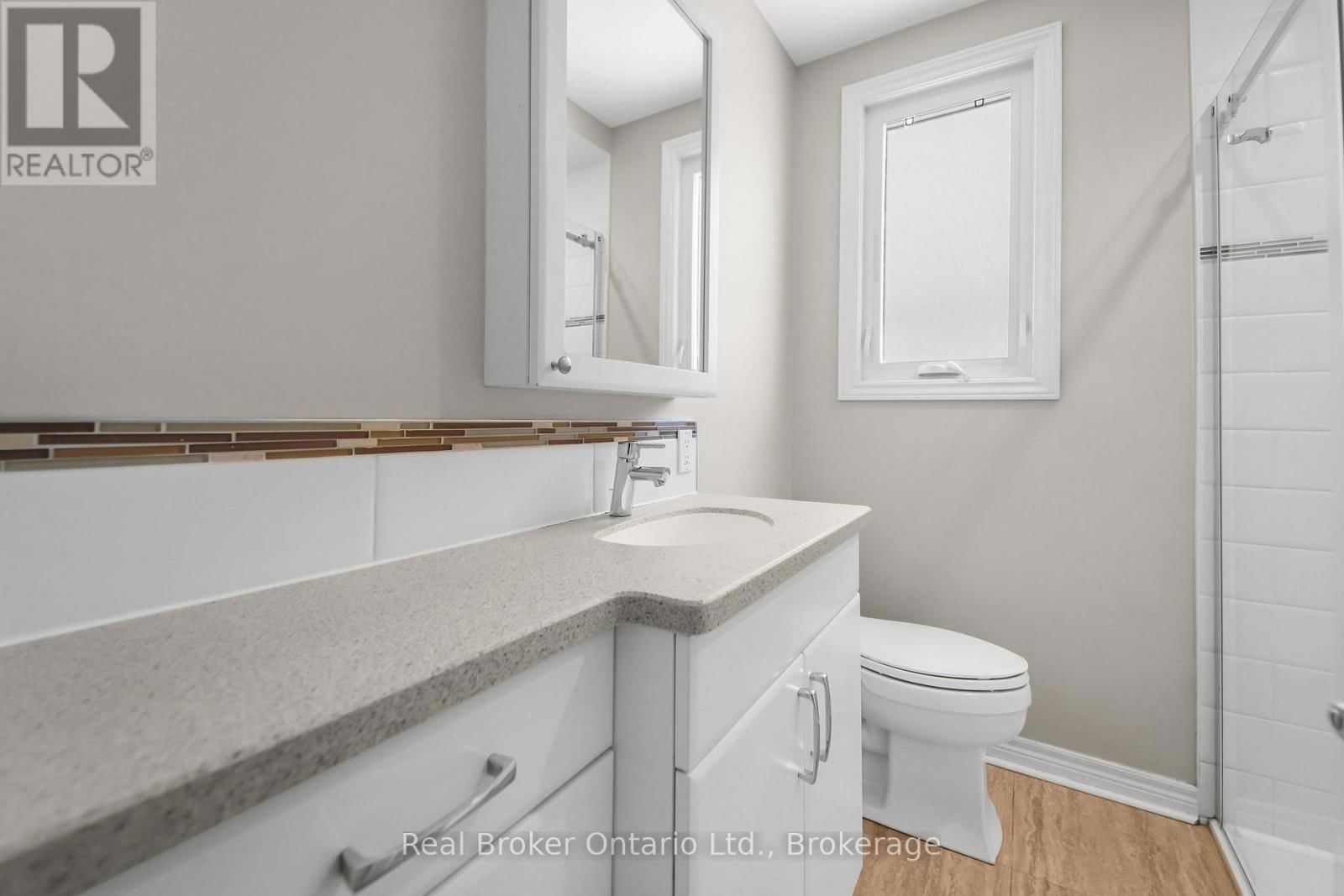 Upper Unit - 223 BOND STREET NORTH Image 20