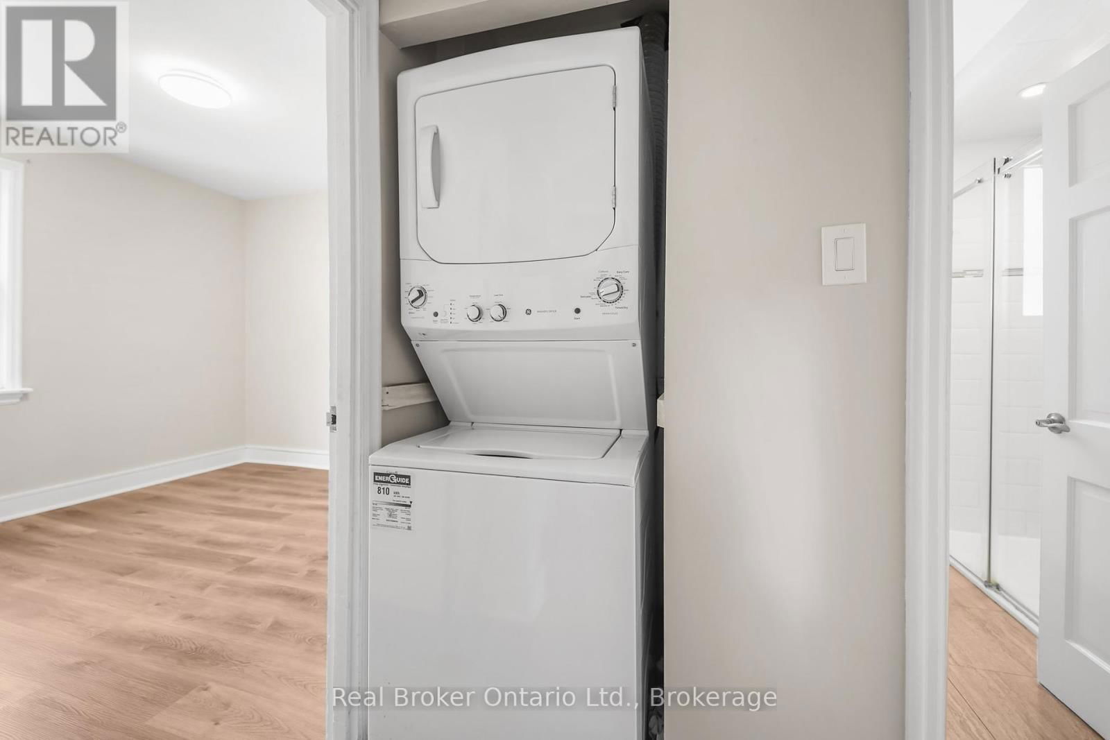 Upper Unit - 223 BOND STREET NORTH Image 21