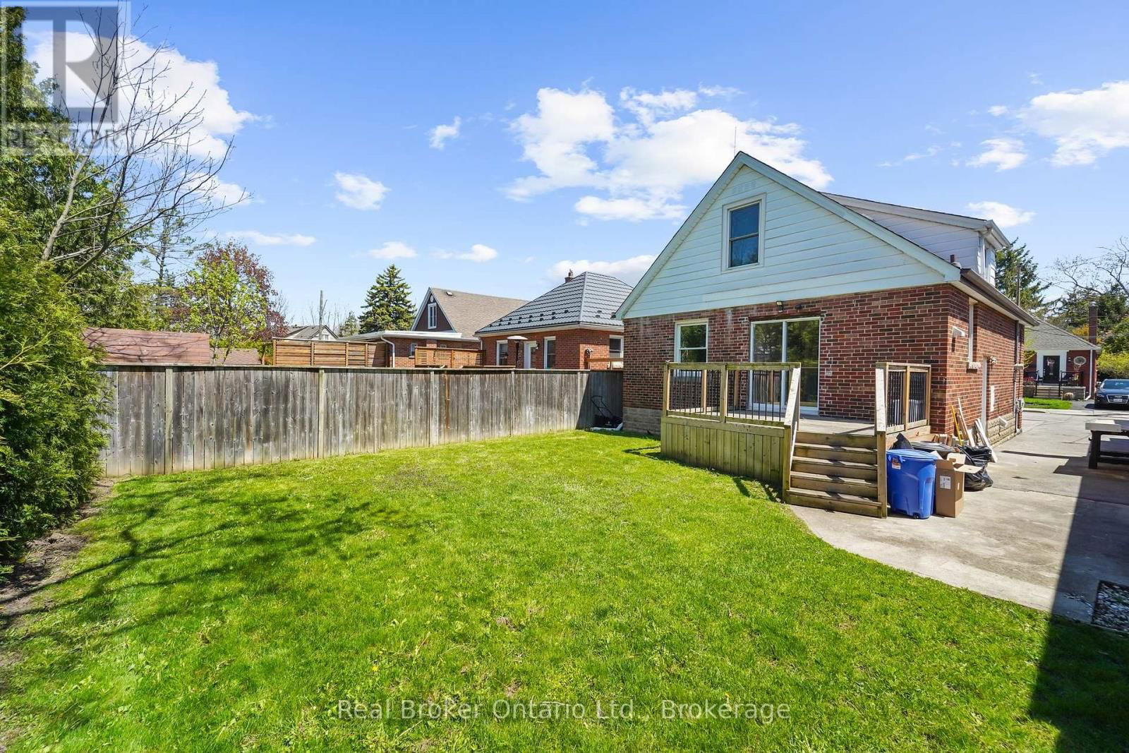 Upper Unit - 223 BOND STREET NORTH Image 22