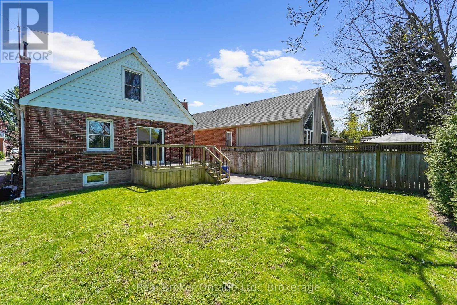 Upper Unit - 223 BOND STREET NORTH Image 23