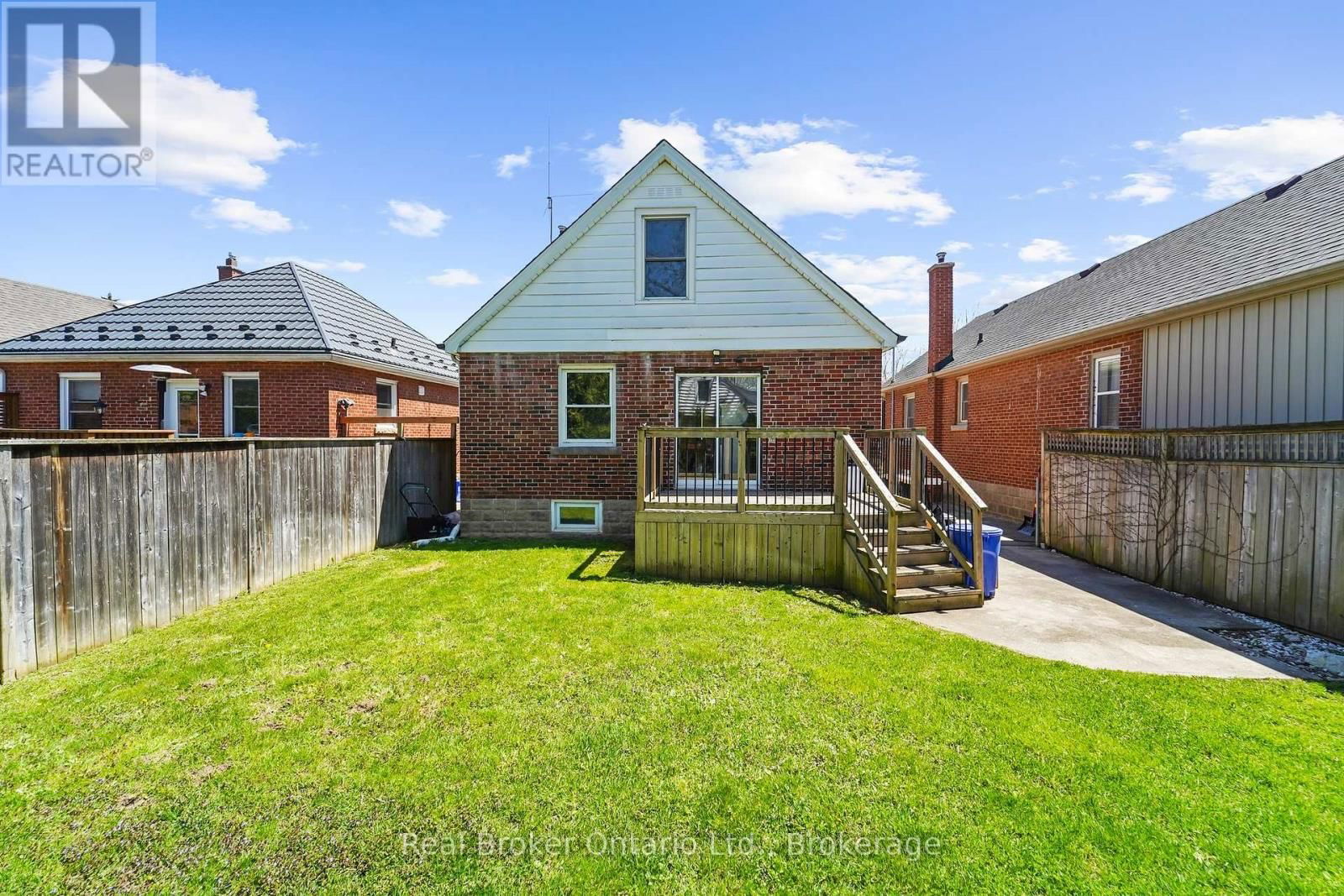 Upper Unit - 223 BOND STREET NORTH Image 24