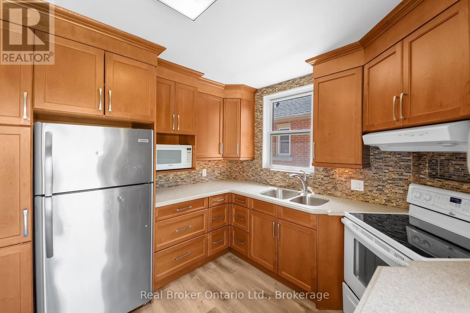Upper Unit - 223 BOND STREET NORTH Image 3
