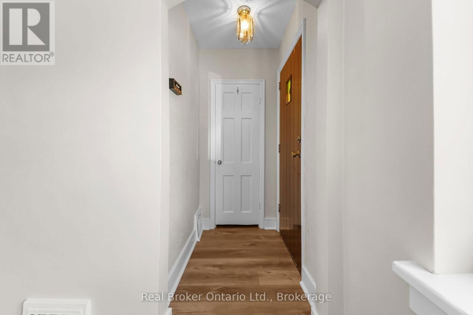 Upper Unit - 223 BOND STREET NORTH Image 4