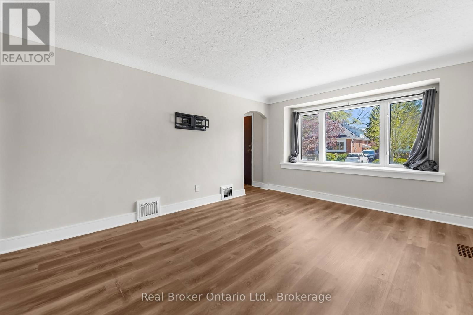 Upper Unit - 223 BOND STREET NORTH Image 5