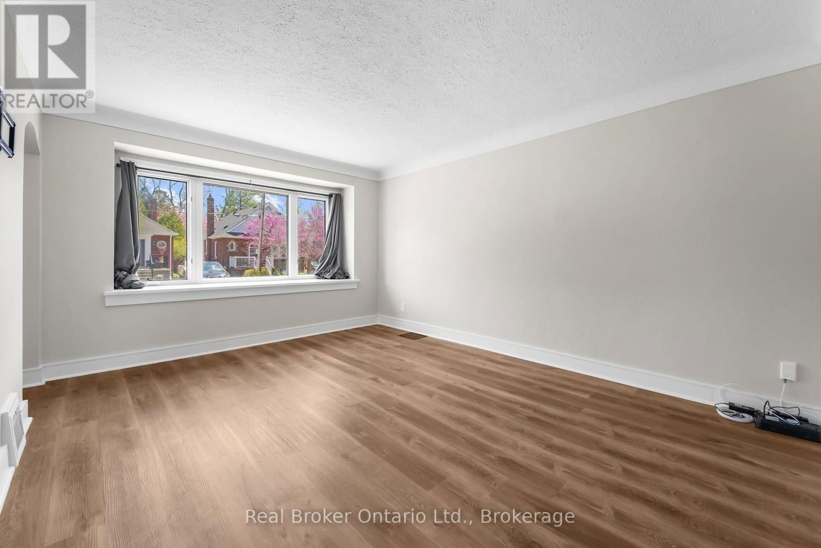 Upper Unit - 223 BOND STREET NORTH Image 6