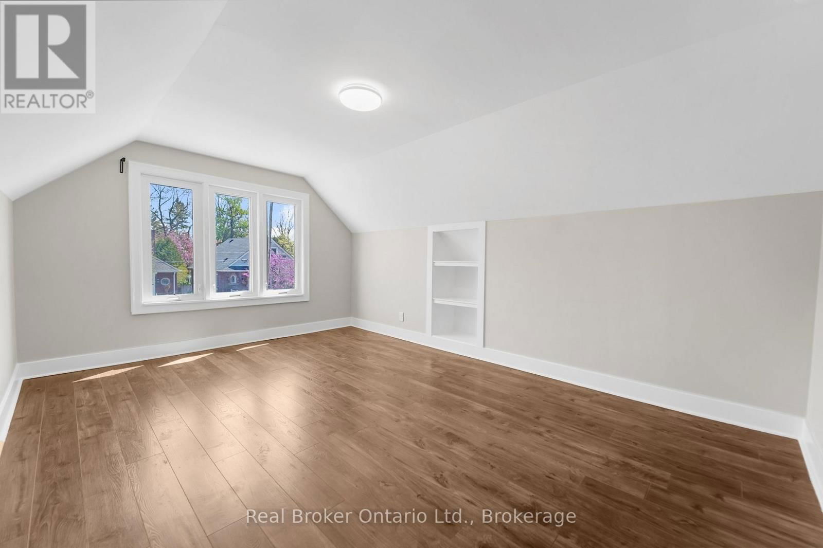 Upper Unit - 223 BOND STREET NORTH Image 7